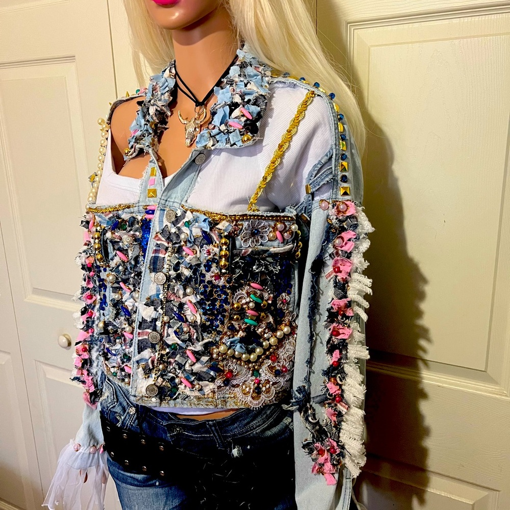 One of a kind jacket.Size Large
Brand new Jean jacket.
